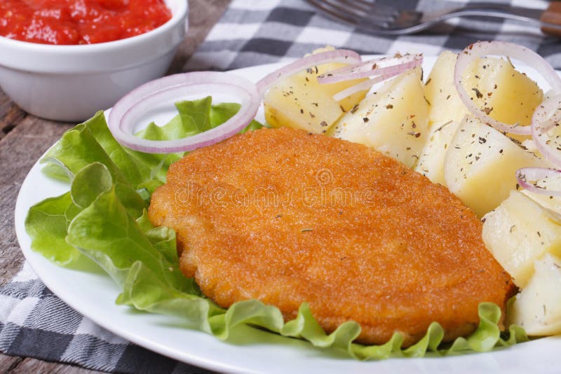 Schnitzel z potomstwo grul gotowanym zbliżeniem obraz royalty free