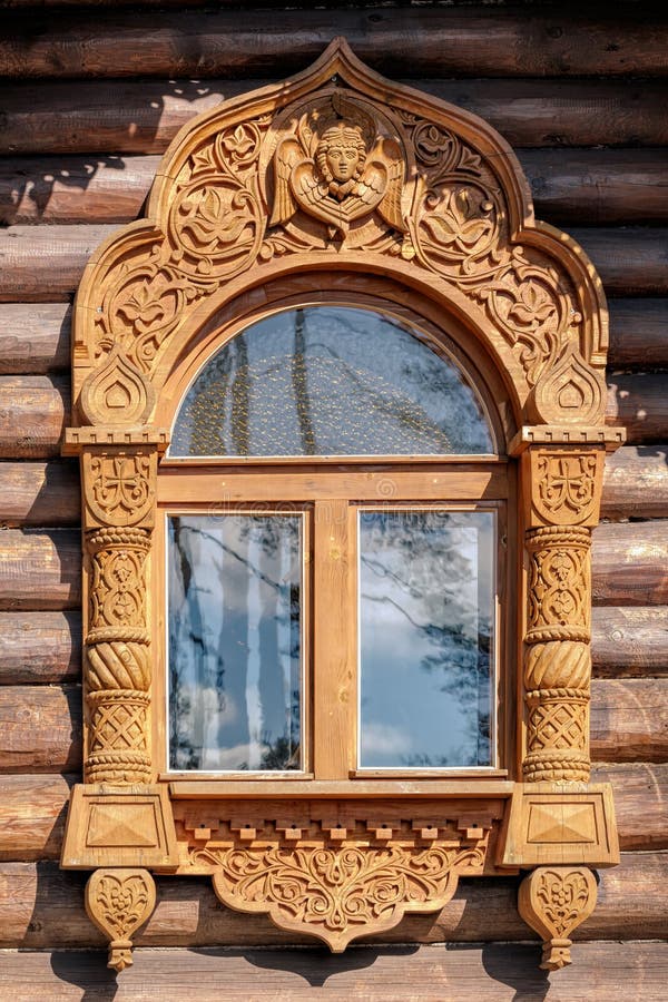 Schnitzen des verzierten Fensters auf gezimmerter Hausmauer stockfotos Schnitzen des verzierten Fensters auf gezimmerter Hausmauer stockfotos