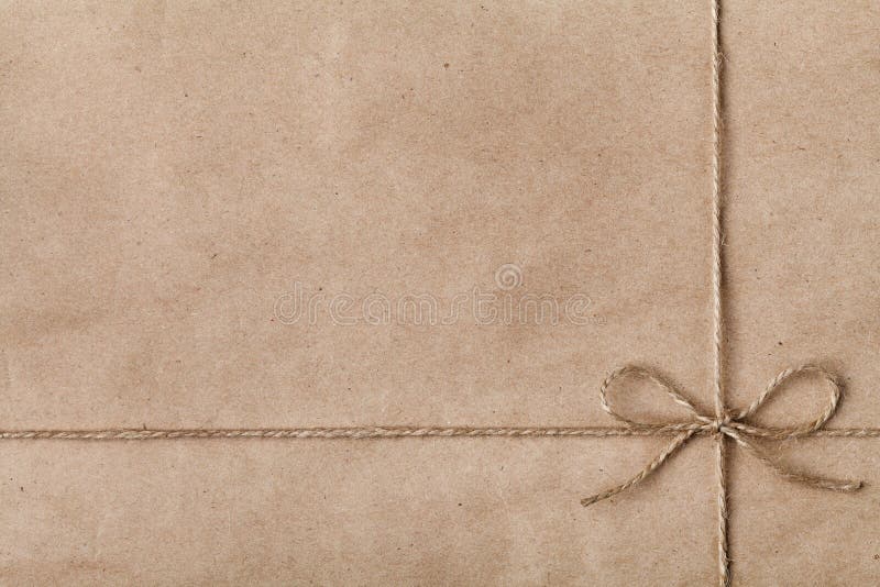 Schnur oder Schnur gebunden in einem Bogen auf Kraftpapier stockbild