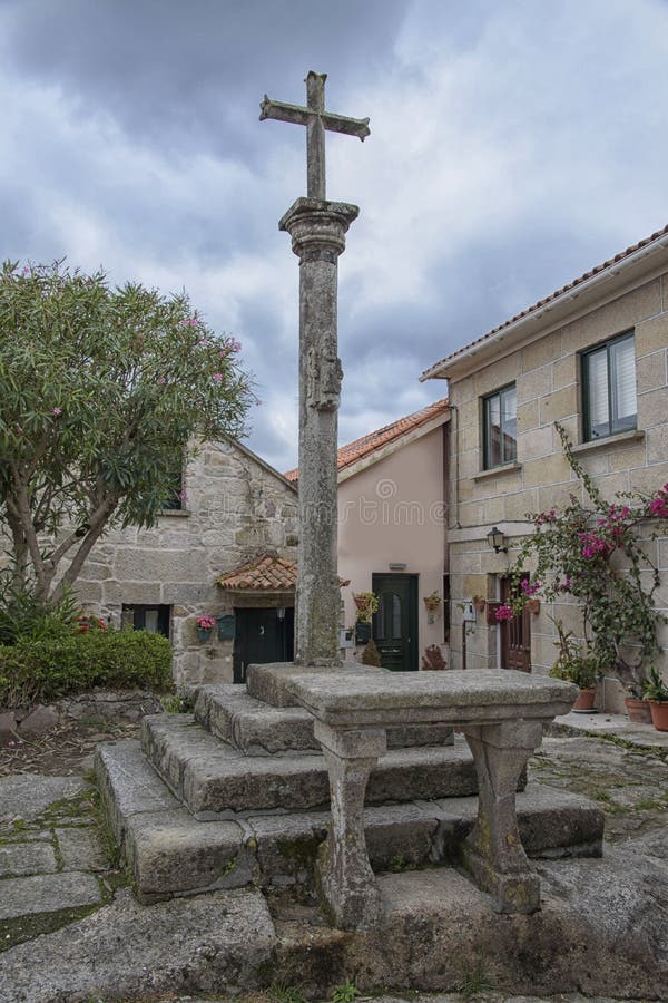 Schody krążownicze i ołtarz kamienny na ulicy w parafii combarro należącej do gminy poio w pontevedra galicia