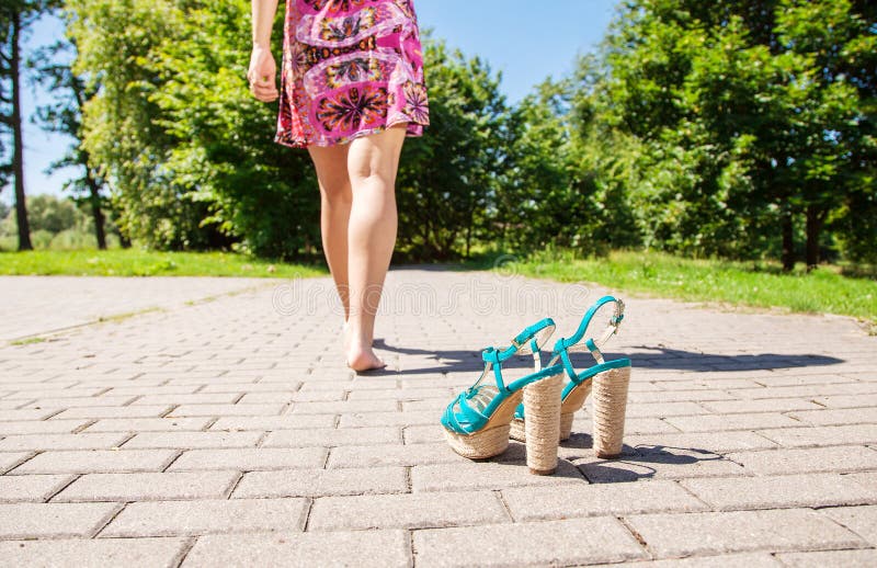 Schoenen die zich op stoep en vrouwelijke benen bevinden die weggaan stock fotografie Schoenen die zich op stoep en vrouwelijke benen bevinden die weggaan stock fotografie
