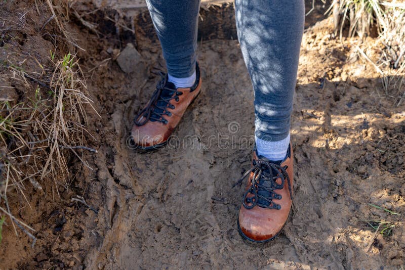 Schoenen op de bergsleep Schoeisel voor mensen die in de bergen reizen royalty-vrije stock afbeeldingen Schoenen op de bergsleep Schoeisel voor mensen die in de bergen reizen royalty-vrije stock afbeeldingen