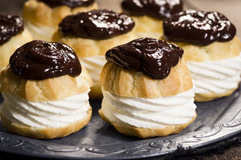 Schokolade Ganache Umfasste Profiteroles Oder Windbeutel Stockbild ...