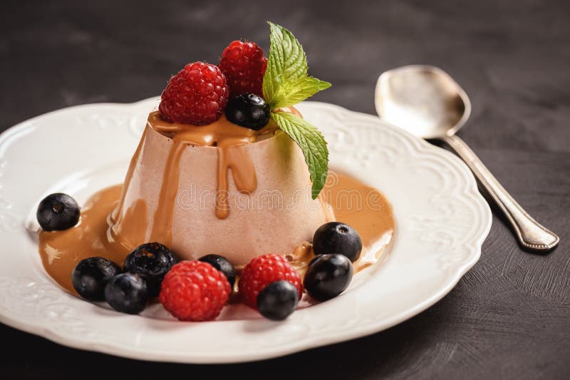 Schokolade pannacotta mit Himbeeren und Blaubeeren stockfotografie Schokolade pannacotta mit Himbeeren und Blaubeeren stockfotografie