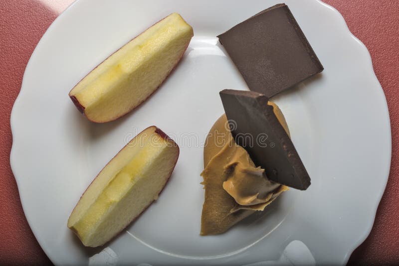 Schokolade, Äpfel und Erdnussbutter stockbild Schokolade, Äpfel und Erdnussbutter stockbild