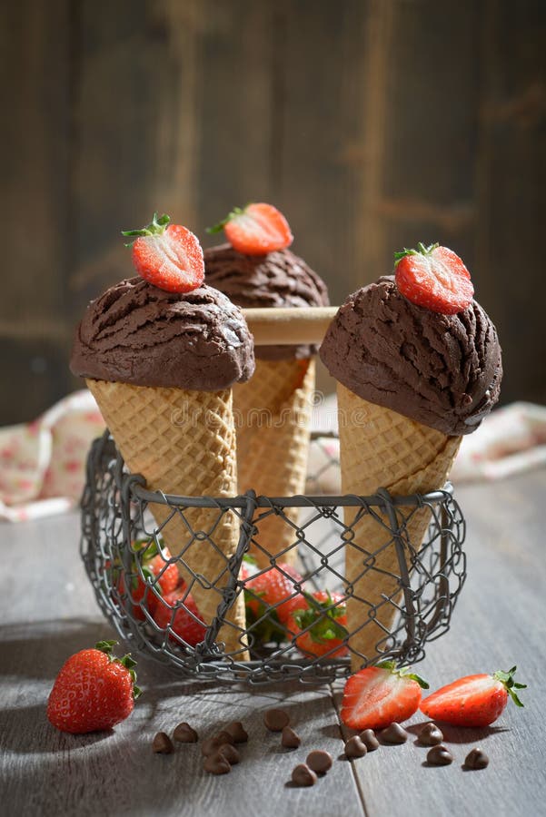 SchokoladeEiscreme stockfotografie SchokoladeEiscreme stockfotografie