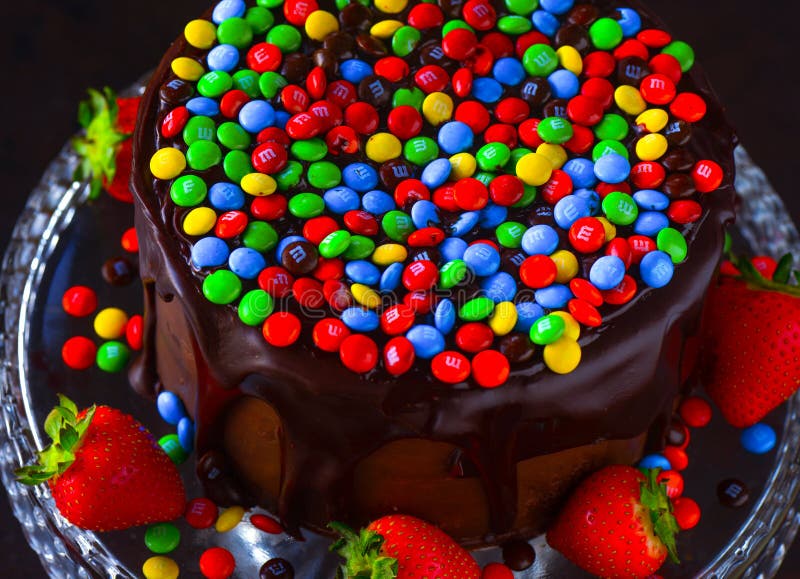 Schokoladen-Kuchen mit Buttercreme Zuckerglasur und M&ms