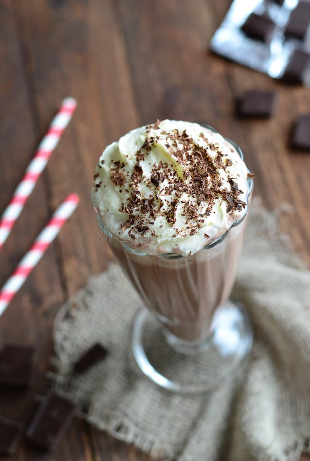 Schokoladen-Milchshake Auf Hölzernem Hintergrund Stockfoto - Bild von ...