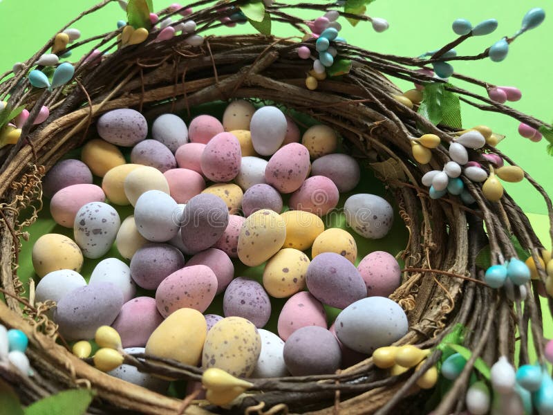 Schokoladen-Ostereier in Einem Handgemachten Ostern-Kranz Stockbild ...