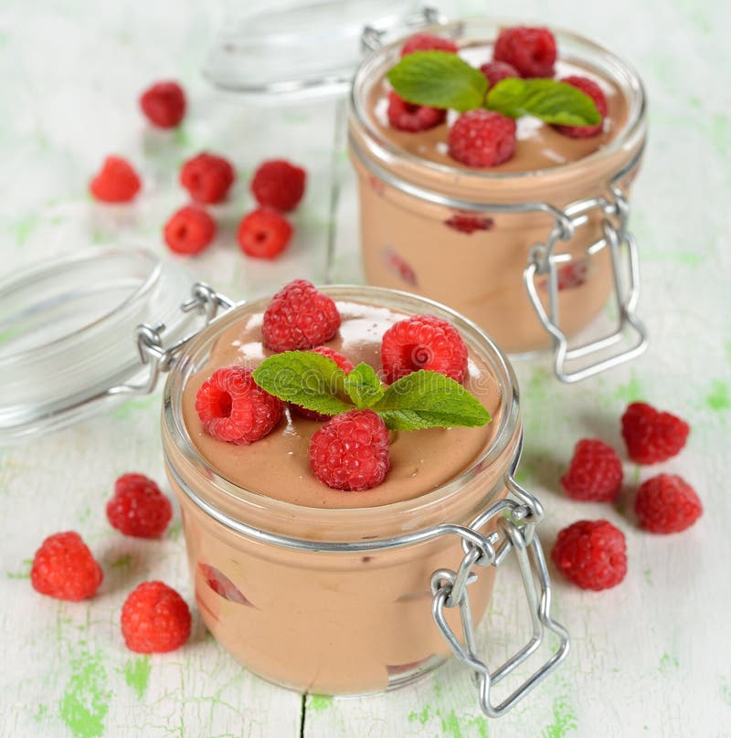 Schokoladencreme mit Himbeeren lizenzfreie stockfotografie Schokoladencreme mit Himbeeren lizenzfreie stockfotografie