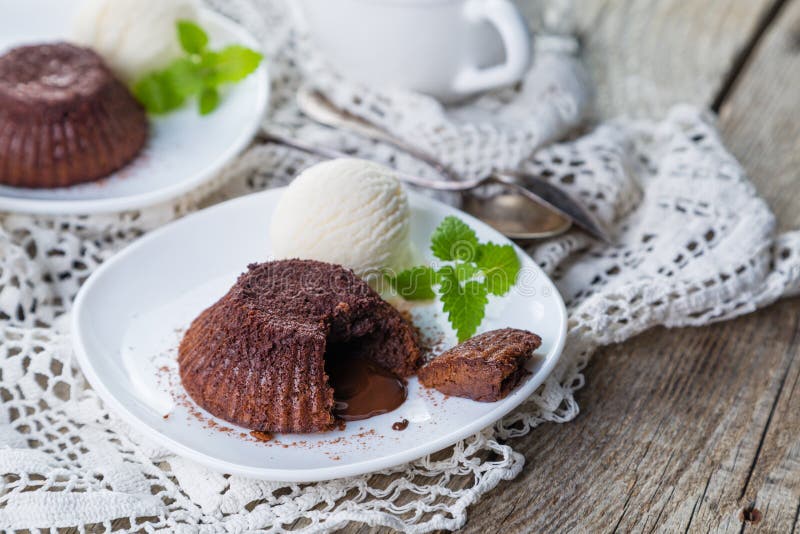 Schokoladenfondant - Lavakuchen Mit Vanilleeis Stockfoto - Bild von ...