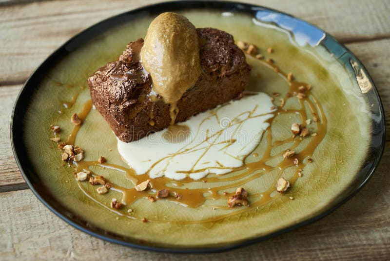 Schokoladenfondant-Lavakuchen Mit Vanillepudding- Und PistazienEiscreme ...