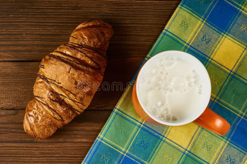 Schokoladenhörnchen, -serviette Und -becher Mit Milch Stockbild - Bild ...