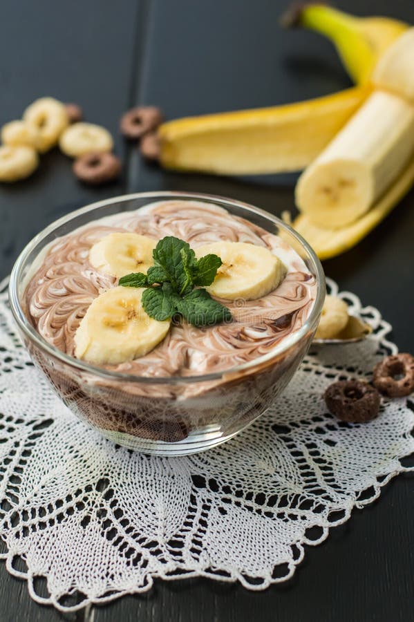 Schokoladenjoghurt Mit Bananenscheiben Und Ein Zweig Der Minze ...