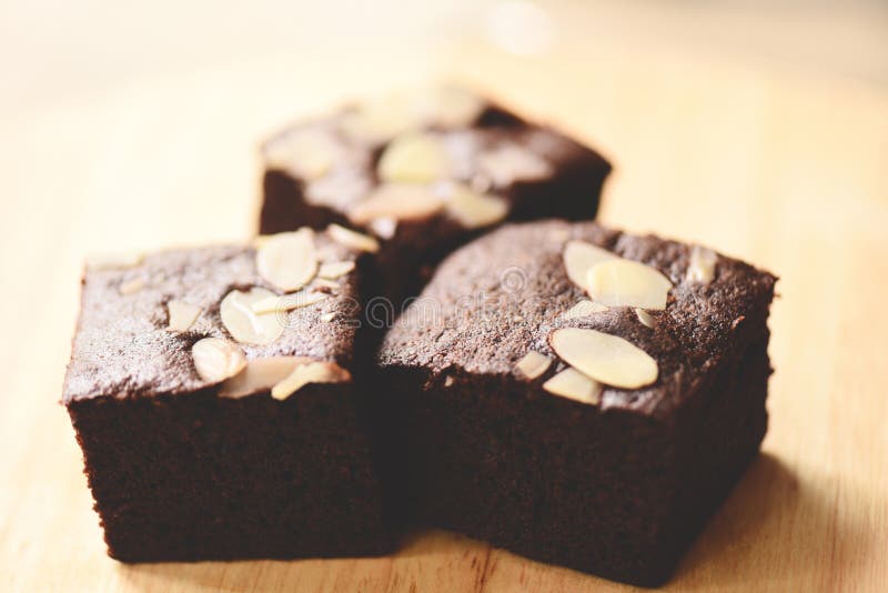 Schokoladenkuchen backen auf dem Tisch - Schokoladenkuchenscheibe mit Nuss auf h?lzernem Hintergrund zusammen lizenzfreies stockfoto Schokoladenkuchen backen auf dem Tisch - Schokoladenkuchenscheibe mit Nuss auf h?lzernem Hintergrund zusammen lizenzfreies stockfoto