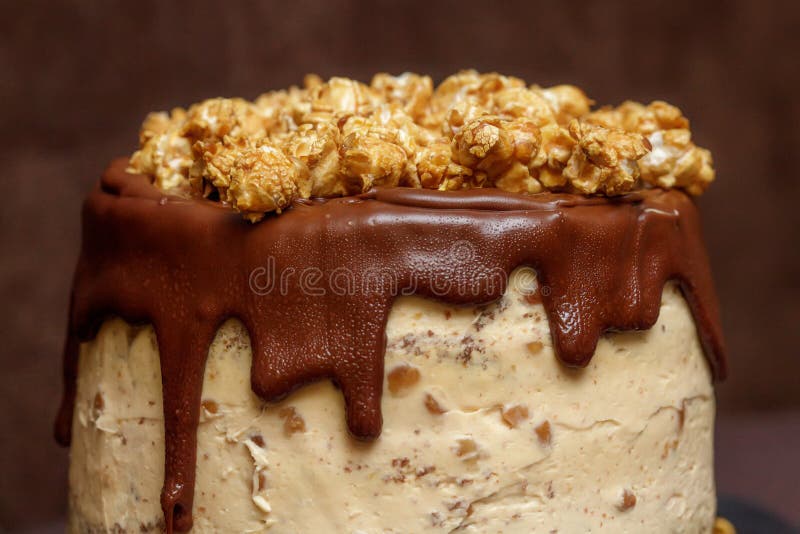 Schokoladenkuchen Mit Karamell Und Popcorn, Abschluss Oben Stockbild ... Schokoladenkuchen Mit Karamell Und Popcorn, Abschluss Oben Stockbild ...