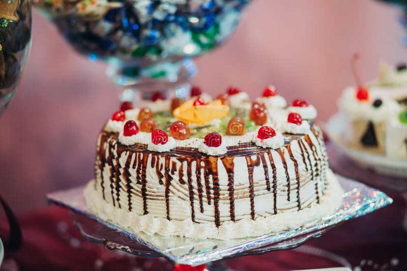 Schokoladenkuchen mit Kirschen und Schlagsahne lizenzfreies stockfoto Schokoladenkuchen mit Kirschen und Schlagsahne lizenzfreies stockfoto