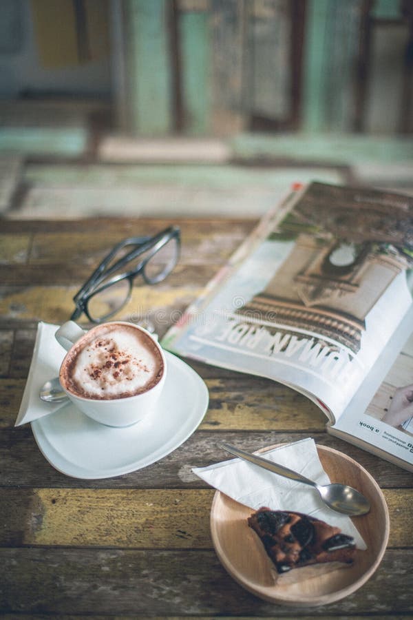 Schokoladenkuchenkuchen, heißer Kaffee und Zeitschrift lizenzfreie stockfotos Schokoladenkuchenkuchen, heißer Kaffee und Zeitschrift lizenzfreie stockfotos