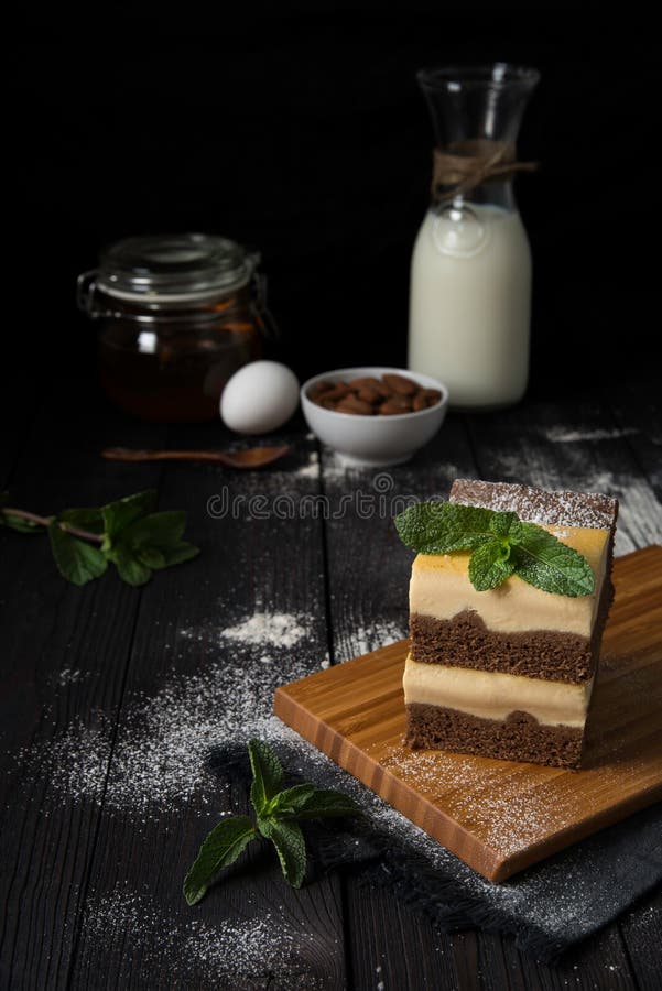 Schokoladenkäsekuchen mit Vanillefüllung stockbild Schokoladenkäsekuchen mit Vanillefüllung stockbild