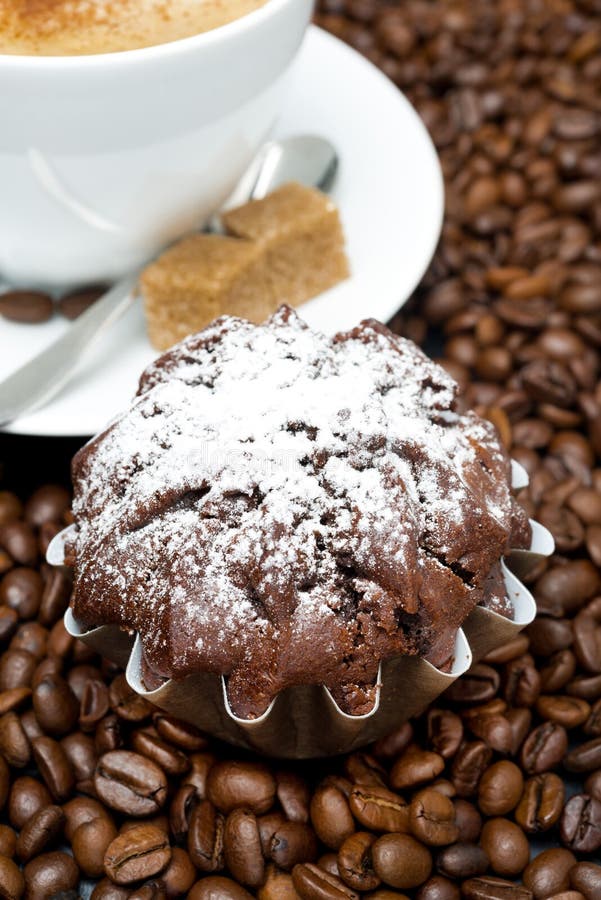 Cappuccino Mit Braunem Zucker Und Dem Schokoladenkuchen, Lokalisiert ...
