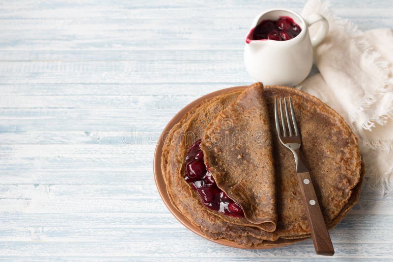 Schokoladenpfannkuchen mit Kirschsoße stockbild Schokoladenpfannkuchen mit Kirschsoße stockbild