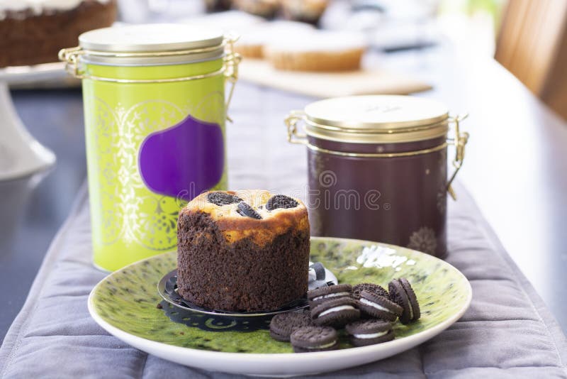 Schokoladenplätzchenmuffin mit Plätzchen lizenzfreies stockfoto Schokoladenplätzchenmuffin mit Plätzchen lizenzfreies stockfoto