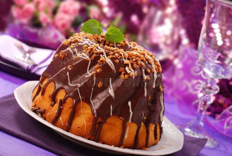 Schokoladenringkuchen für Party lizenzfreie stockfotos Schokoladenringkuchen für Party lizenzfreie stockfotos