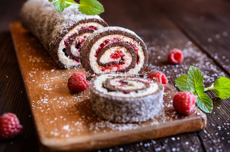 Schokoladenrollenkuchen mit Kokosnuss- und Himbeerfüllung stockbild Schokoladenrollenkuchen mit Kokosnuss- und Himbeerfüllung stockbild