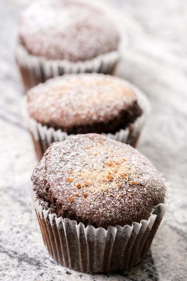 Schokoladenschokoladenkuchenschale backt mit Puderzucker auf dem grauen Granithintergrund zusammen stockfoto Schokoladenschokoladenkuchenschale backt mit Puderzucker auf dem grauen Granithintergrund zusammen stockfoto