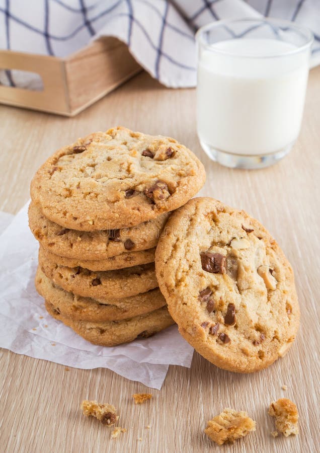 Schokoladensplitterplätzchen mit Mandel- und Milchglas stockfoto Schokoladensplitterplätzchen mit Mandel- und Milchglas stockfoto