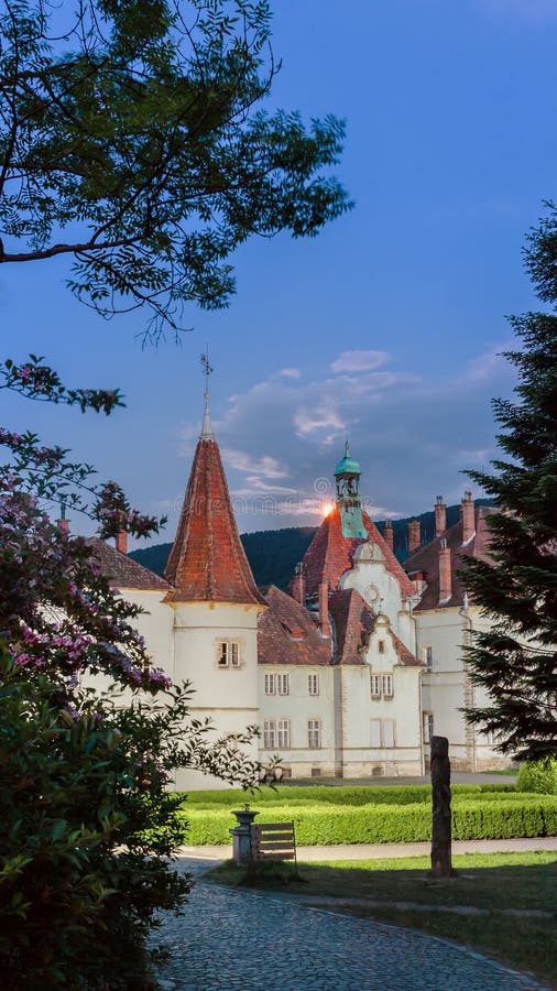 Schonborn-Palast nahe der Stadt von Mukacheve im Zakarpattia r stockbilder Schonborn-Palast nahe der Stadt von Mukacheve im Zakarpattia r stockbilder