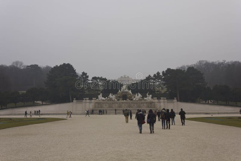 Schonbrunn park w mgłowym zima dniu fotografia stock Schonbrunn park w mgłowym zima dniu fotografia stock