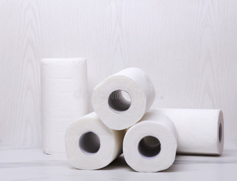 Schone en witte keukenrollen op de marmeren vloer Stapel van gerolde zachte keukenrollen stock fotografie Schone en witte keukenrollen op de marmeren vloer Stapel van gerolde zachte keukenrollen stock fotografie
