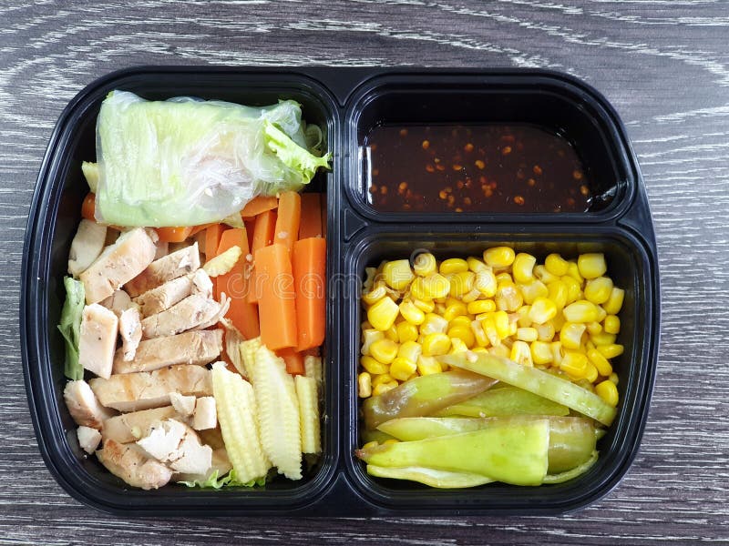 Schone voedselstijl, Hoogste mening van geroosterde kip en plantaardige salade royalty-vrije stock foto's Schone voedselstijl, Hoogste mening van geroosterde kip en plantaardige salade royalty-vrije stock foto's