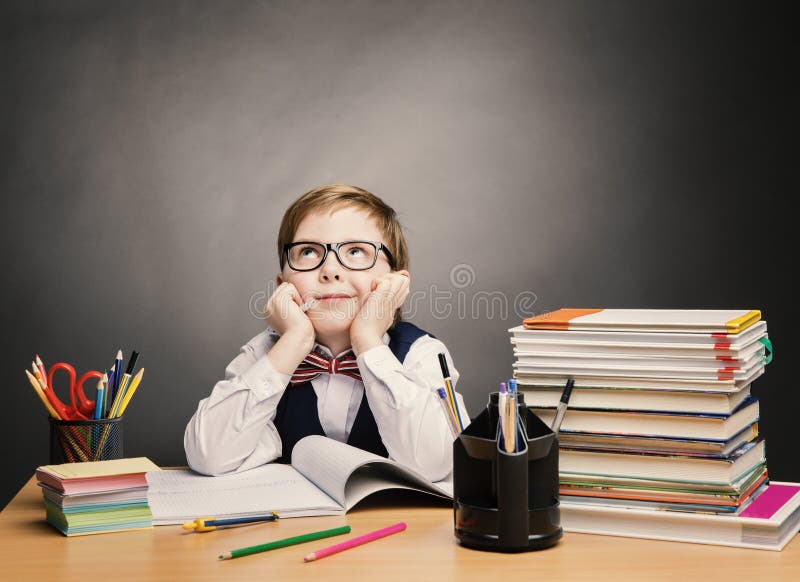 Chico en anteojos pensar en la clase, un nino primario estudiantes lectura un libro, excelente alumno aprender a un sueno, educación.