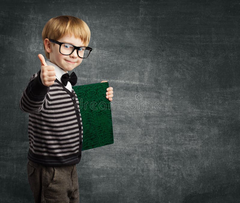 V okuliare palec hore, dieťa chlapec držanie kniha osvedčenie, úspešný vzdelanie.
