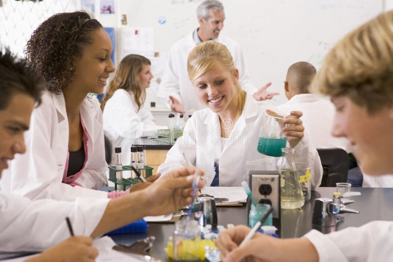 A ellos el maestro en alto ciencia la clase.