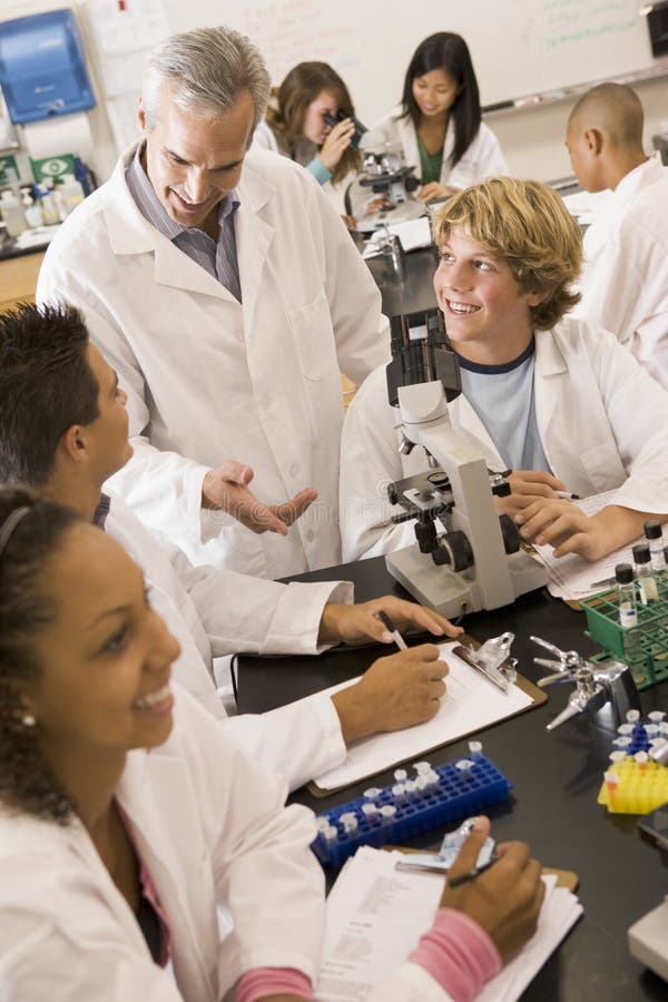 A ellos el maestro en alto ciencia la clase.