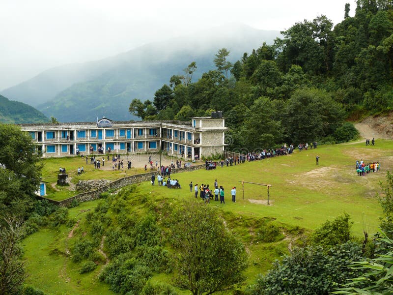 School in Dhampus, Nepal redactionele fotografie. Image of passeren ...