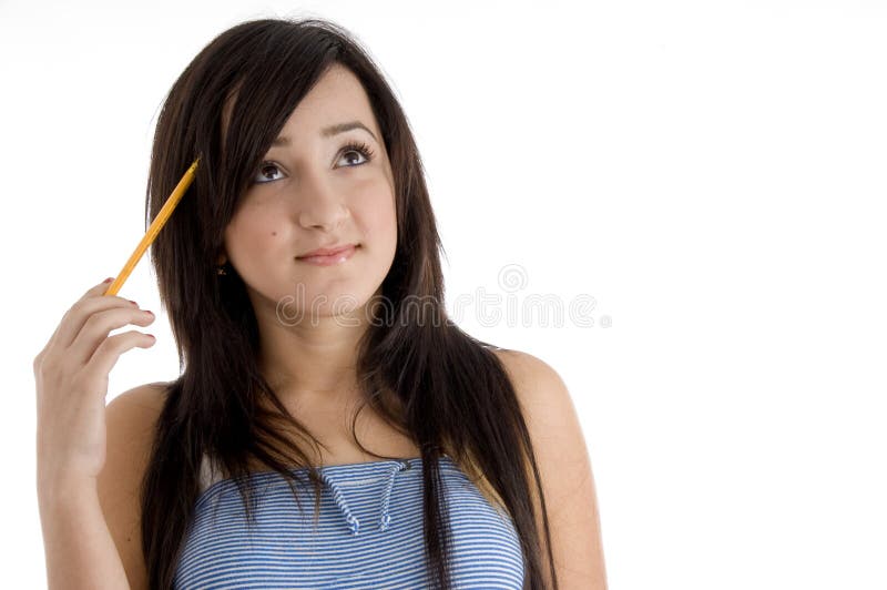 Ragazza della scuola di pensiero con una matita in mano su un isolato sfondo bianco.