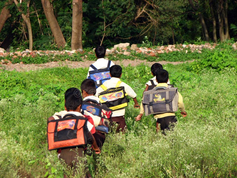 I bambini della scuola da India rurale miglia a piedi ogni giorno per raggiungere la loro scuola, il loro villaggio non hanno scuole.