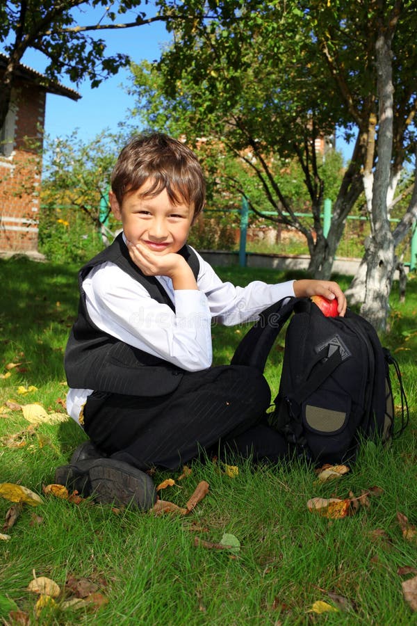 Schoolboy with backpack and apple