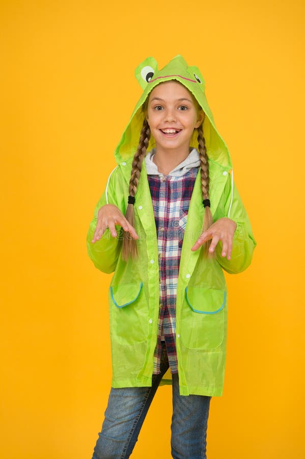 Schoolgirl met een regenjas geniet van regenachtig weer Rainproof accessoire Waterdichte kleding die elk kind moet proberen Kid g stock afbeeldingen Schoolgirl met een regenjas geniet van regenachtig weer Rainproof accessoire Waterdichte kleding die elk kind moet proberen Kid g stock afbeeldingen