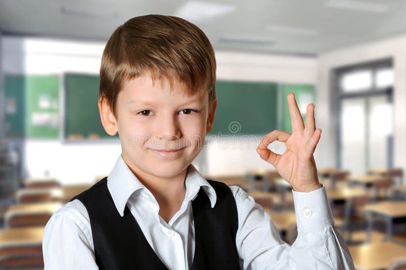 Schooljongen die O.K. teken tonen stock afbeeldingen Schooljongen die O.K. teken tonen stock afbeeldingen