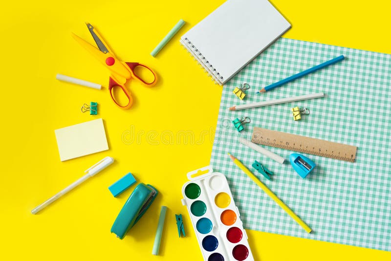 Schoollevering op gele en blauwe geruite achtergrond stock foto Schoollevering op gele en blauwe geruite achtergrond stock foto