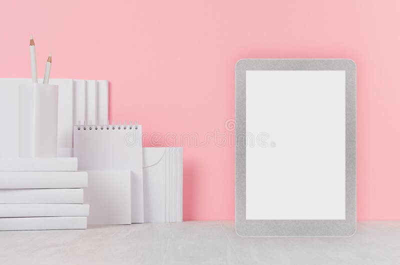 Schoolmalplaatje - witte boeken, kantoorbehoeften, lege stickers en tabletcomputer op wit bureau en zachte roze achtergrond stock afbeelding Schoolmalplaatje - witte boeken, kantoorbehoeften, lege stickers en tabletcomputer op wit bureau en zachte roze achtergrond stock afbeelding