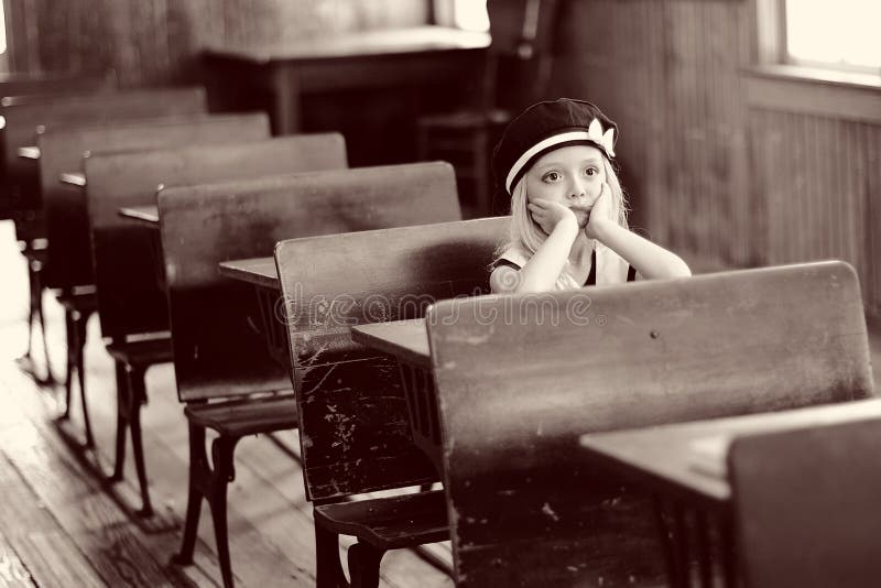 Schoolmeisje in detentie stock foto Schoolmeisje in detentie stock foto