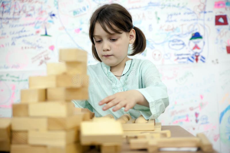 Schoolmeisje die houten raadsel verzamelen stock afbeeldingen Schoolmeisje die houten raadsel verzamelen stock afbeeldingen