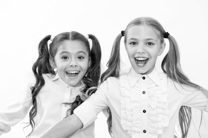 Schoolmeisjes met leuk paardestaartenkapsel en briljante glimlachen Beste vrienden uitstekende leerlingen De perfecte schoolmeisj royalty-vrije stock afbeelding Schoolmeisjes met leuk paardestaartenkapsel en briljante glimlachen Beste vrienden uitstekende leerlingen De perfecte schoolmeisj royalty-vrije stock afbeelding