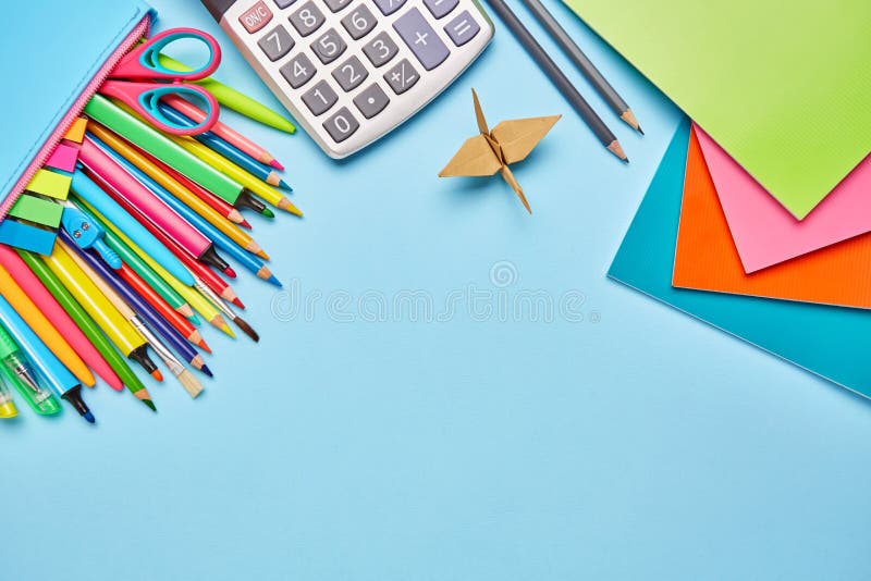Schoolvoorwerpen voor studenten Op de lichtblauwe lijst verspreid een heldere kantoorbehoeften royalty-vrije stock afbeeldingen Schoolvoorwerpen voor studenten Op de lichtblauwe lijst verspreid een heldere kantoorbehoeften royalty-vrije stock afbeeldingen